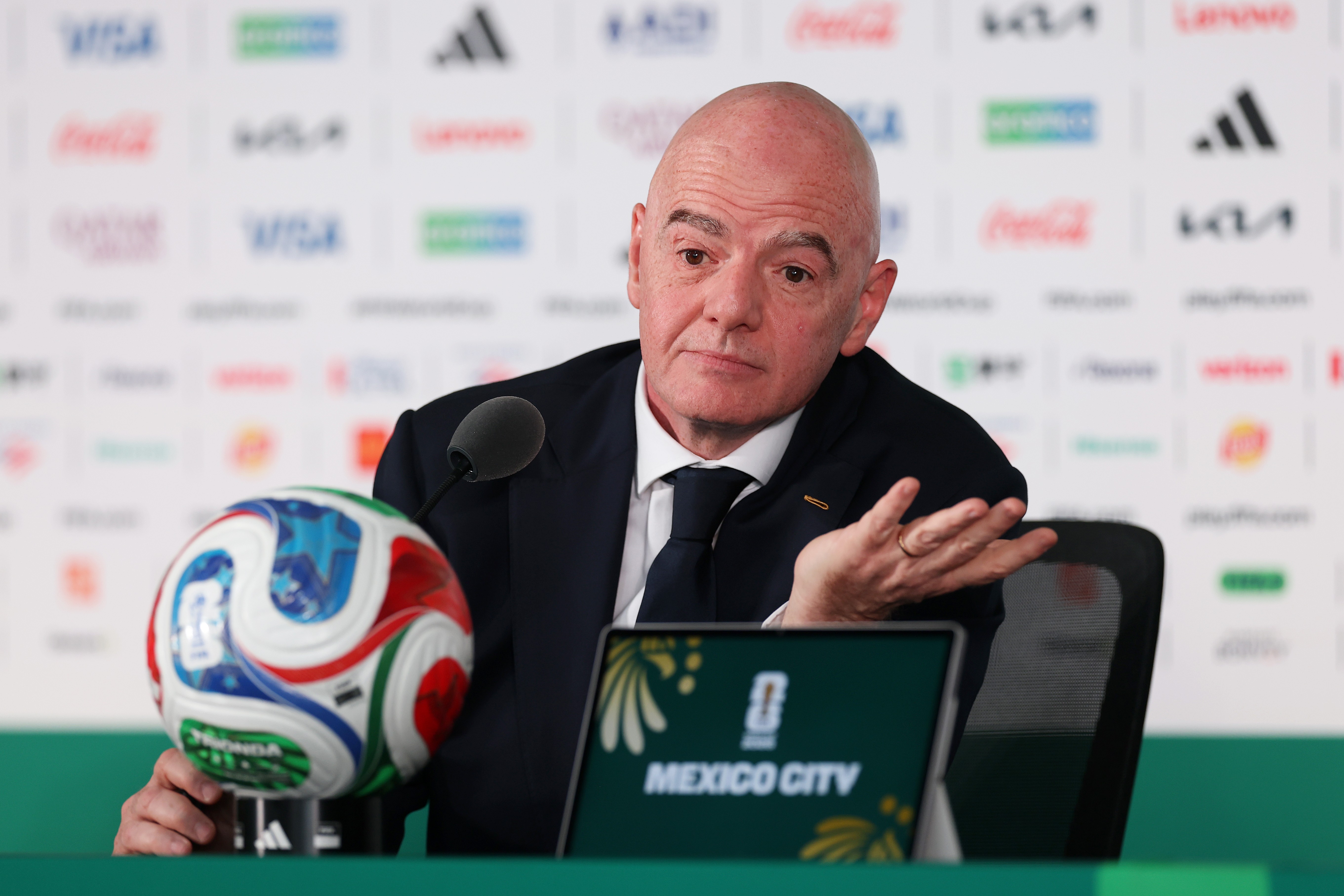 Fifa admite erros e reafirma apoio a Infantino em meio a crise