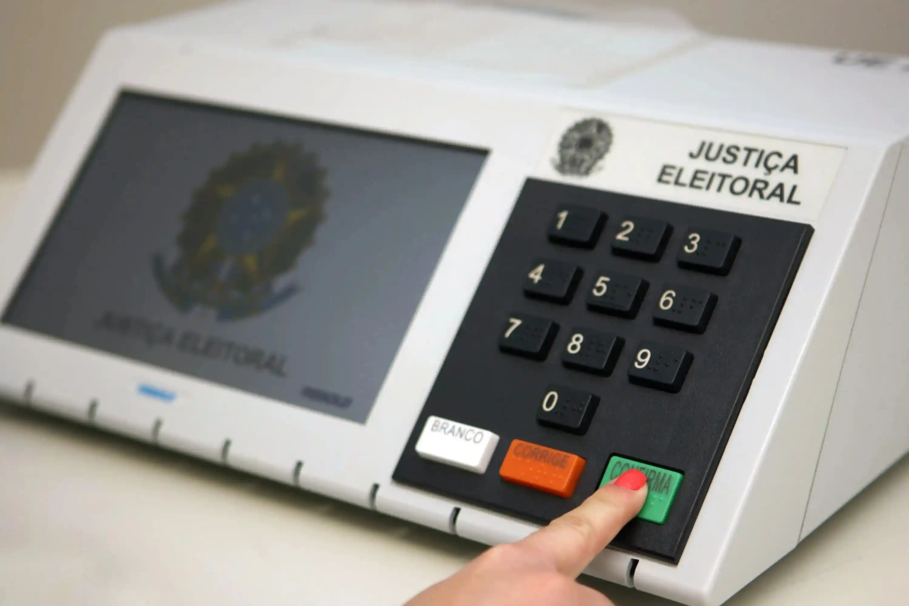 TSE troca 421 urnas eletrônicas por falhas técnicas no primeiro turno