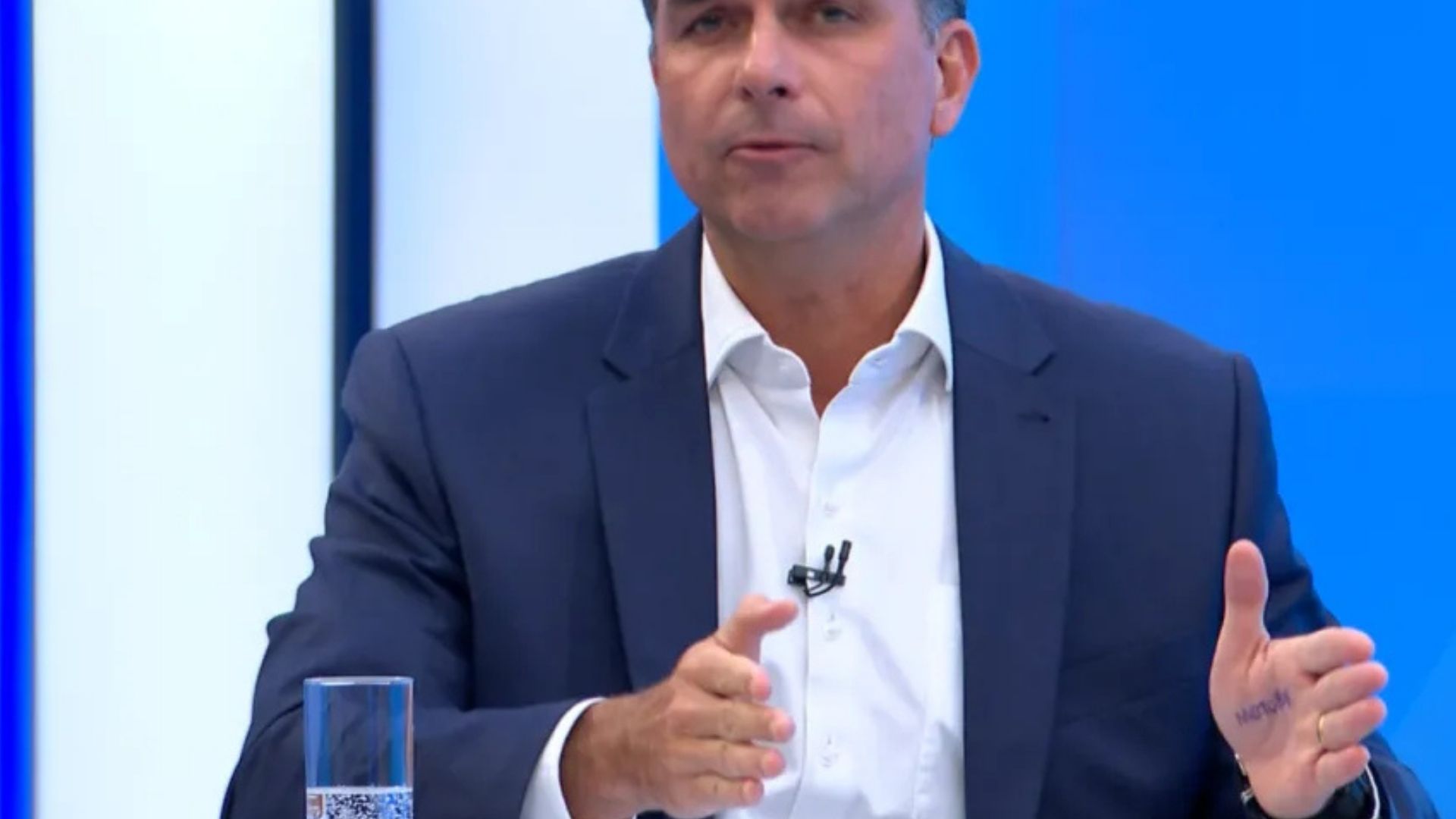 Flávio Bolsonaro critica Lula e motoboys durante entrevista