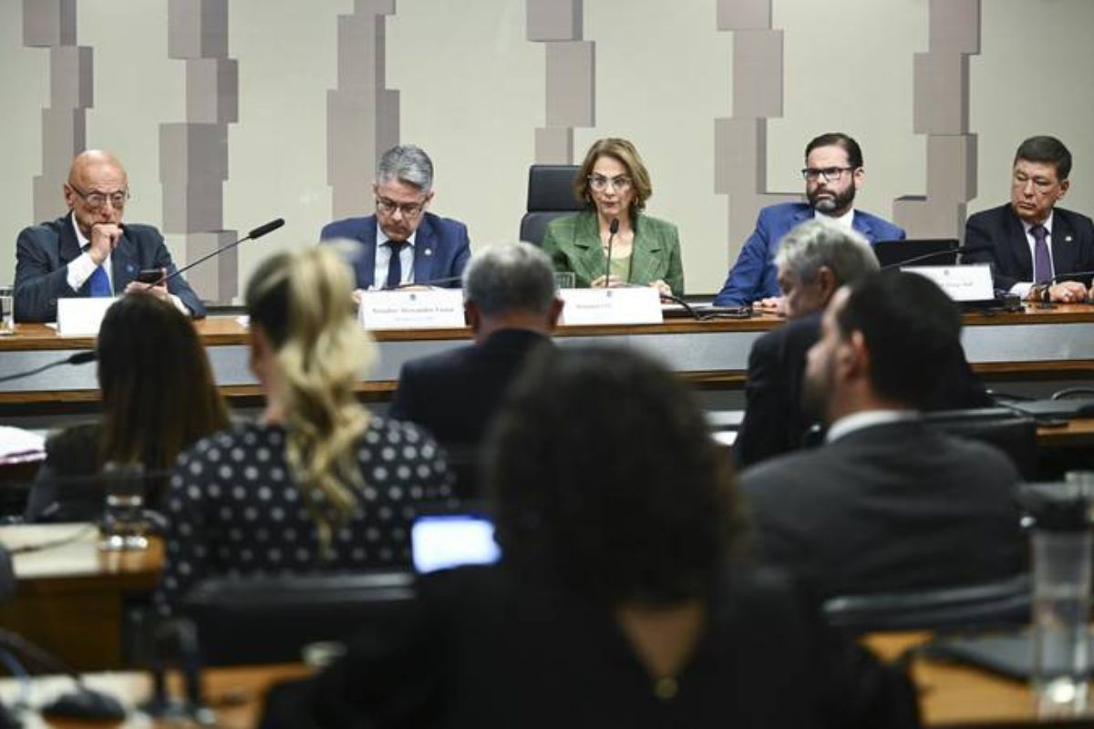 Bolsonaristas se reúnem no Senado para acompanhar julgamento no STF