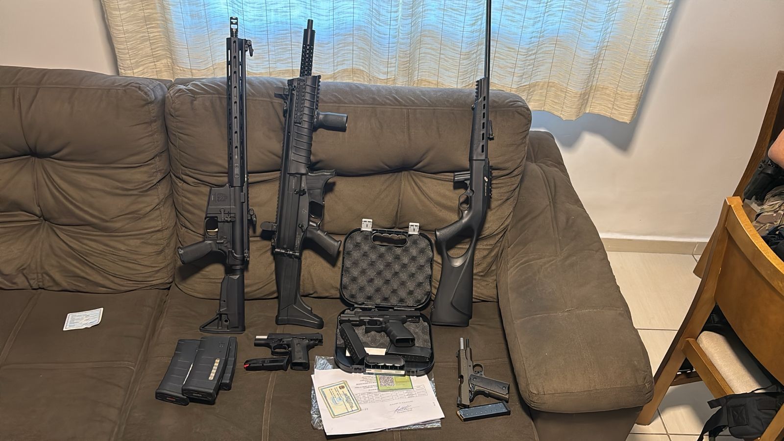 Polícia Federal realiza operação contra fraude na compra de armas para CACs