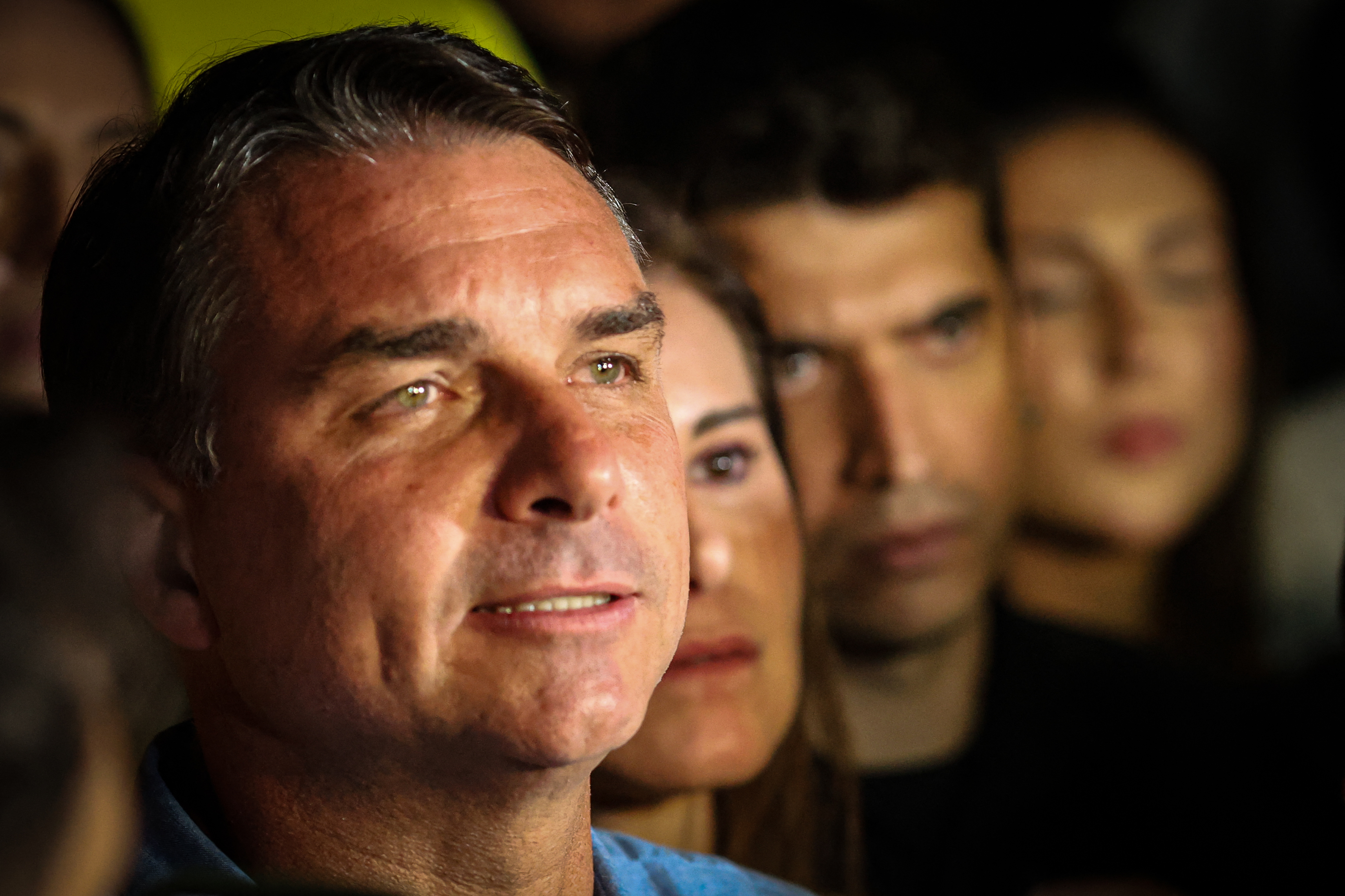 Proposta de Flávio Bolsonaro sugere substituição de servidores públicos por inteligência artificial