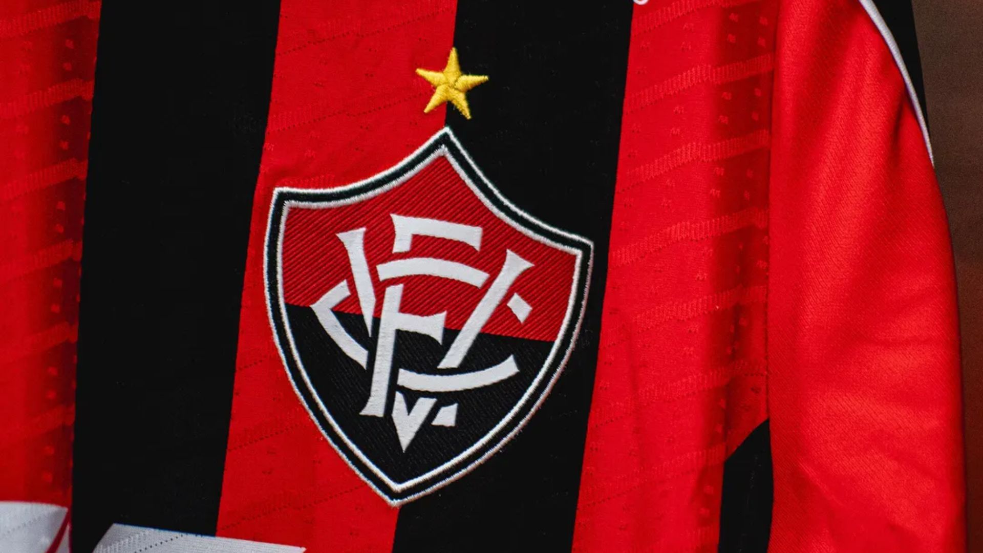 Vitória perde na Justiça em caso com ex-jogador Lucas Braga