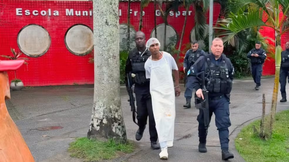 Suspeito tenta se esconder em escola após operação policial no Rio
