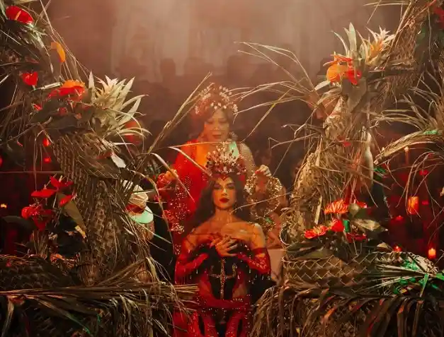 Anitta é coroada rainha de bateria da Grande Rio