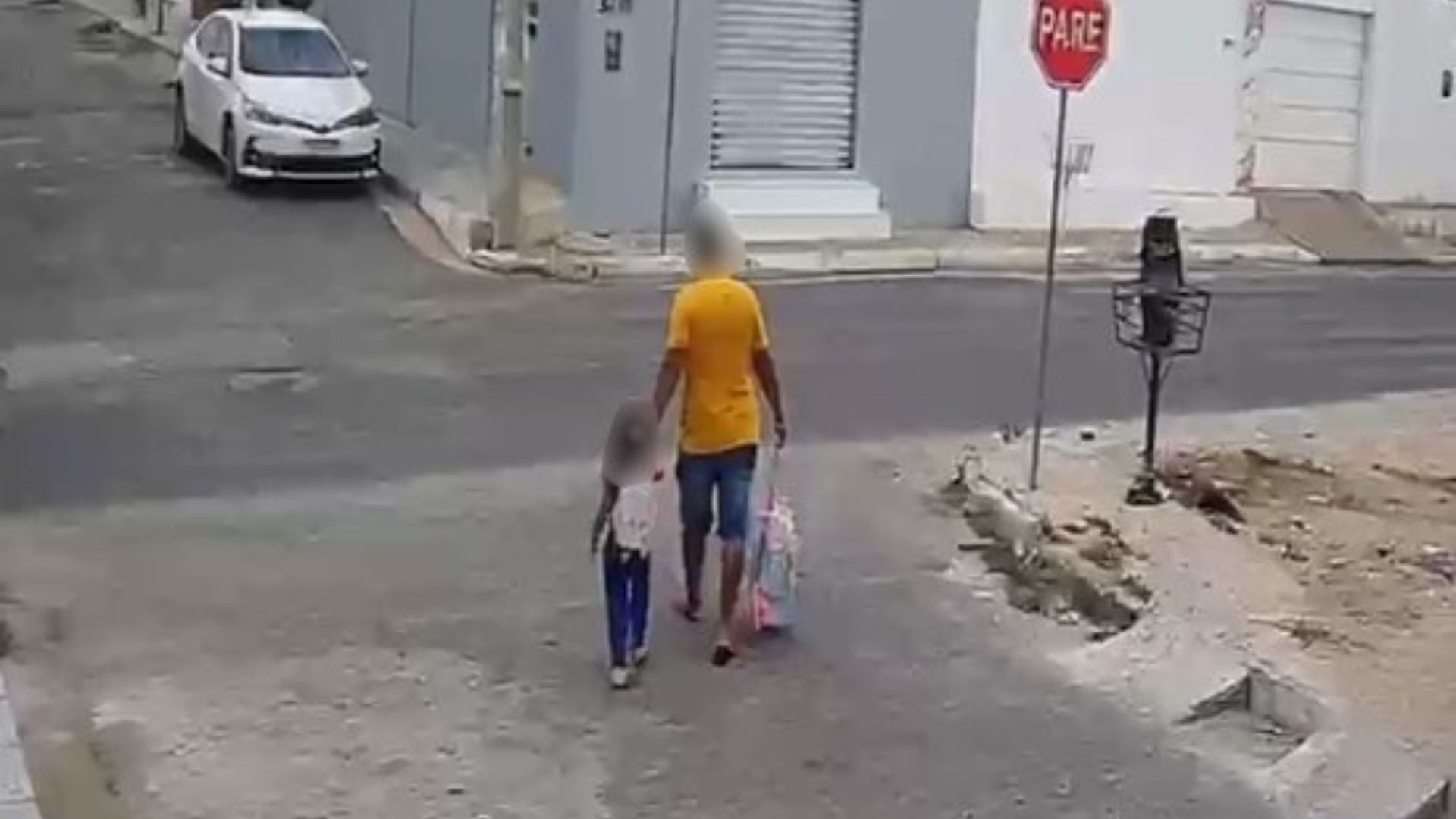 Homem é assassinado a tiros enquanto caminhava com criança em Petrolina