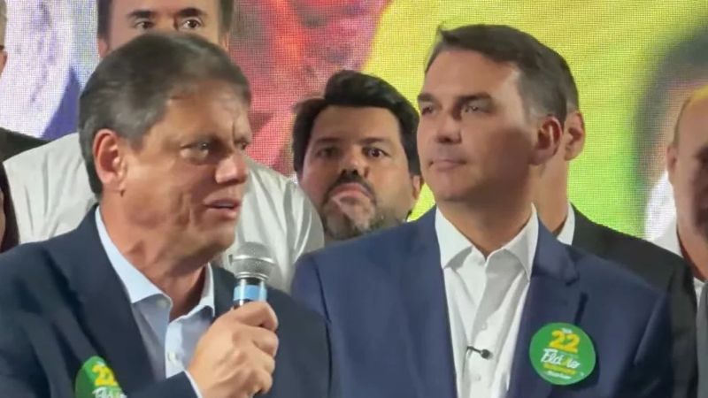Tarcísio imita Lula em treino de Flávio Bolsonaro para debate
