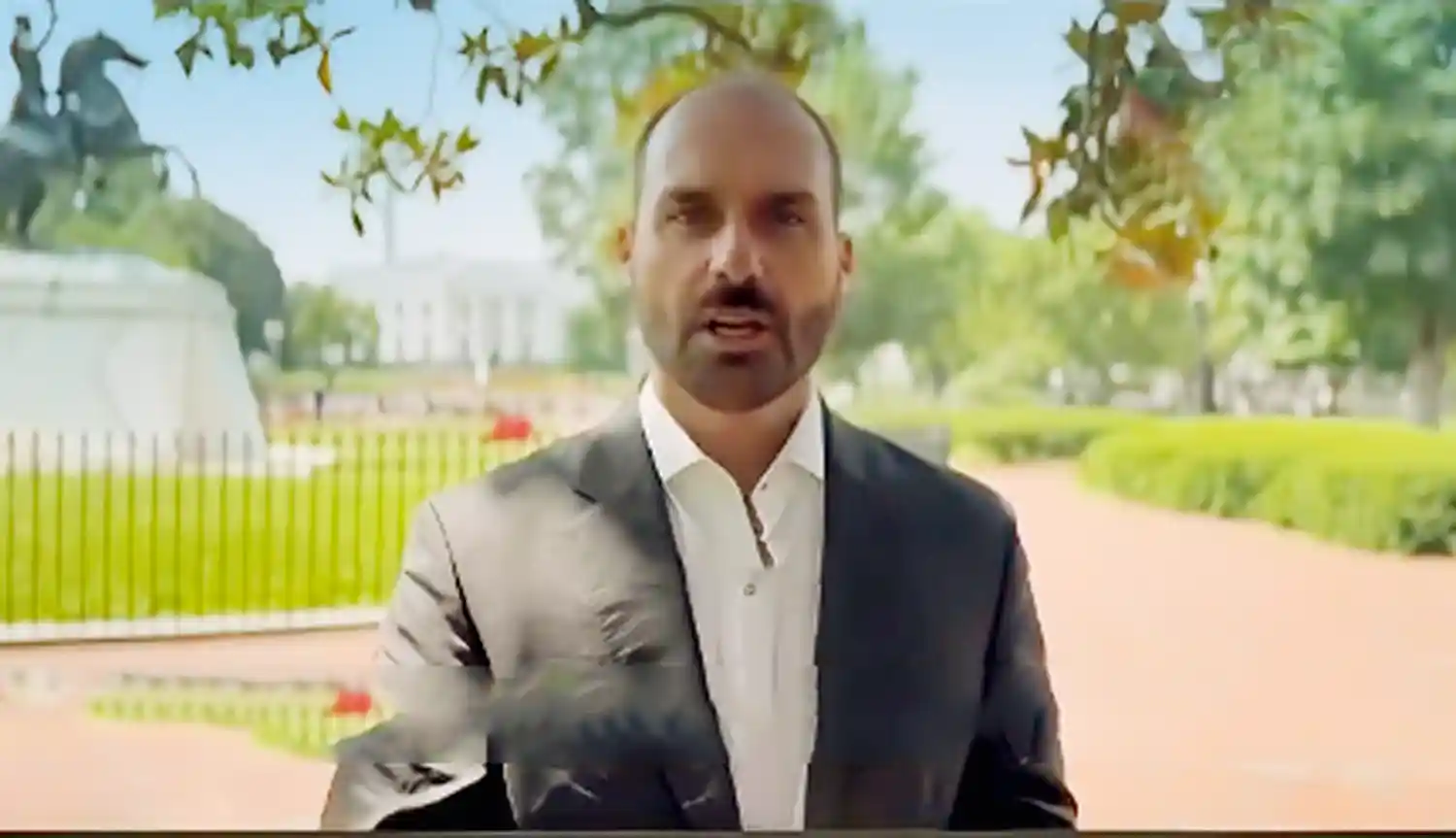 Demissão de Eduardo Bolsonaro da PF é oficializada