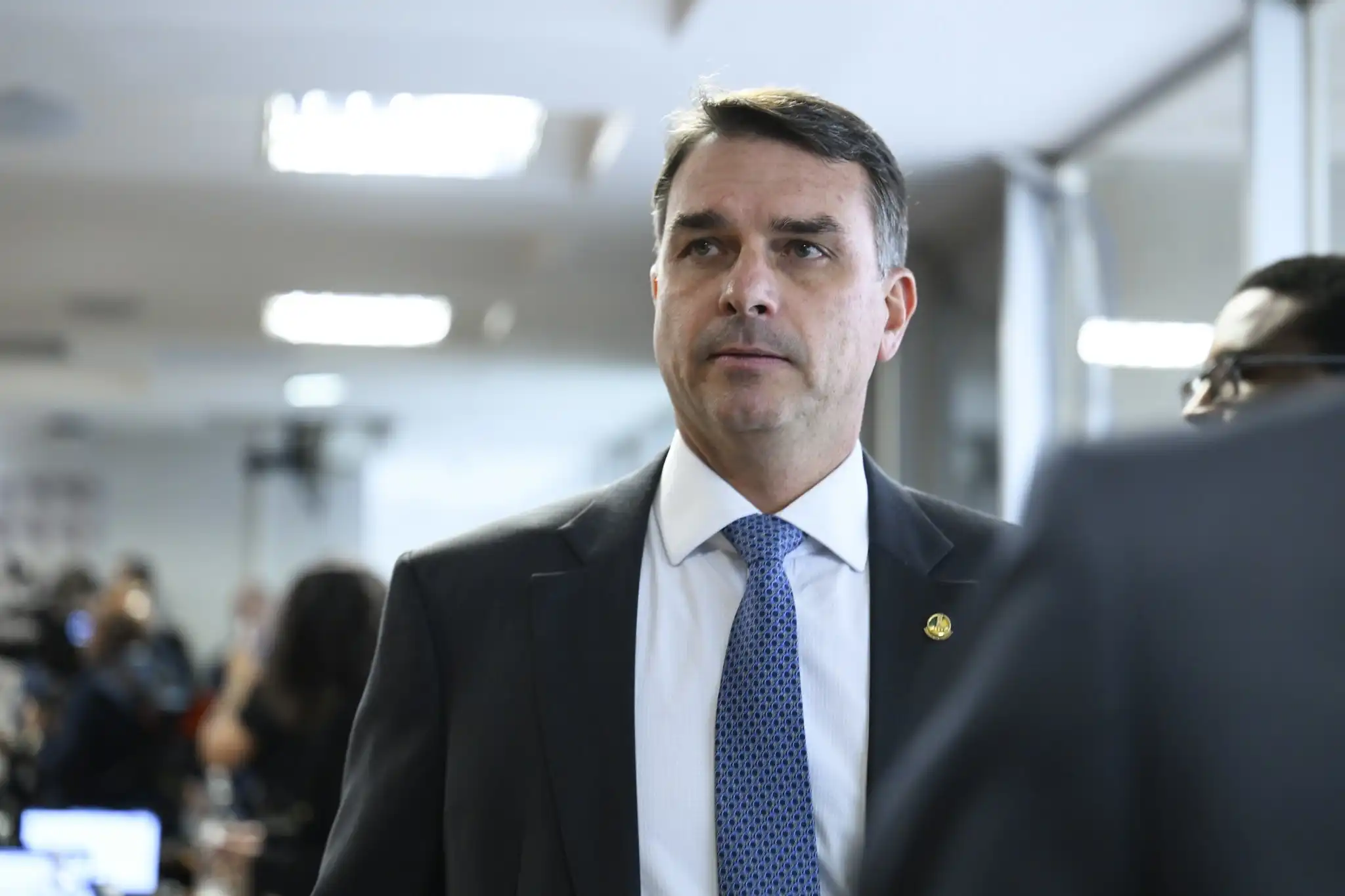 Imagem de Flávio Bolsonaro antecipa pagamento de multa para registro de candidatura
