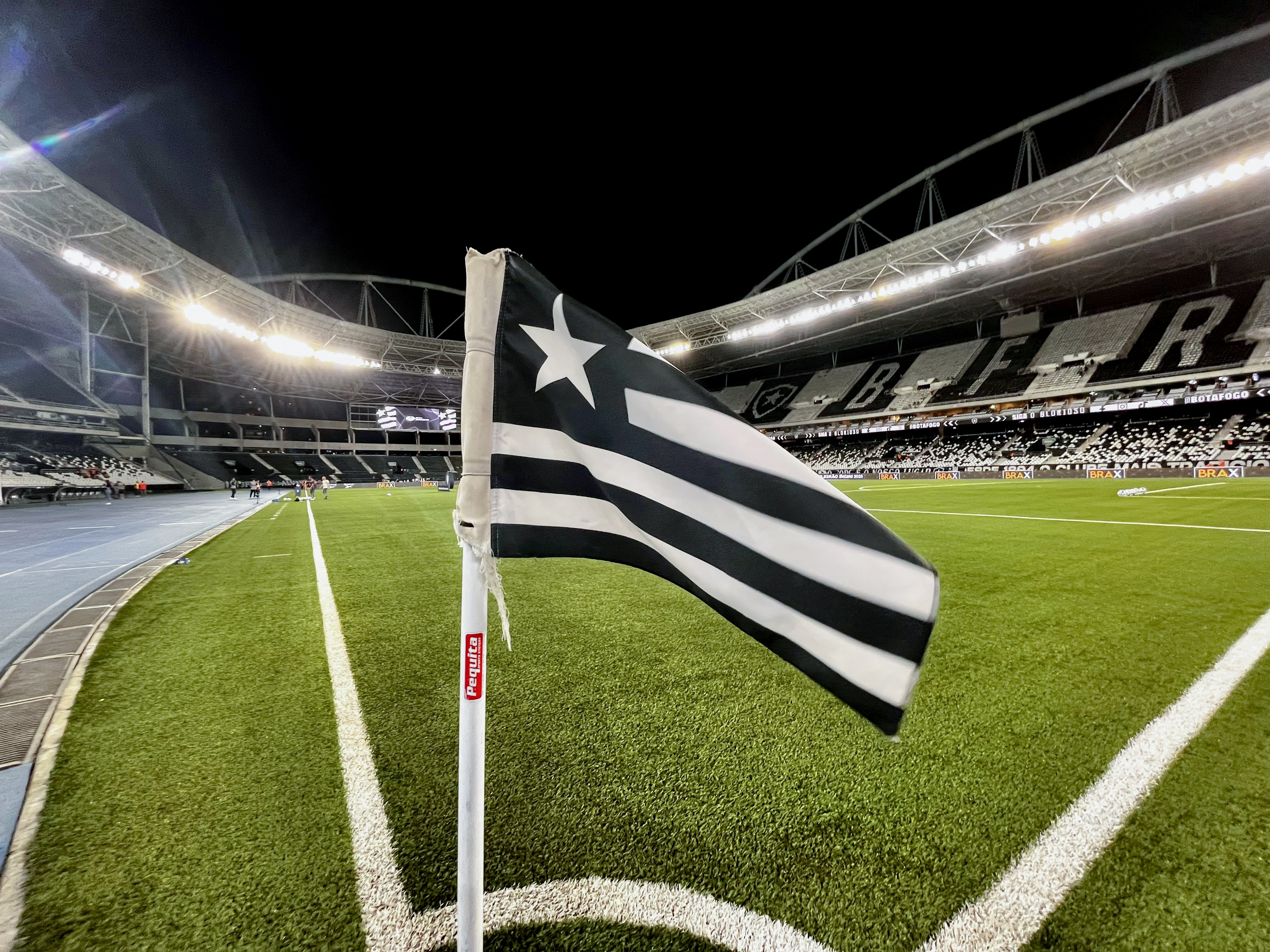 Ex-jogador do Botafogo morre após queda de muro durante vendaval no Rio