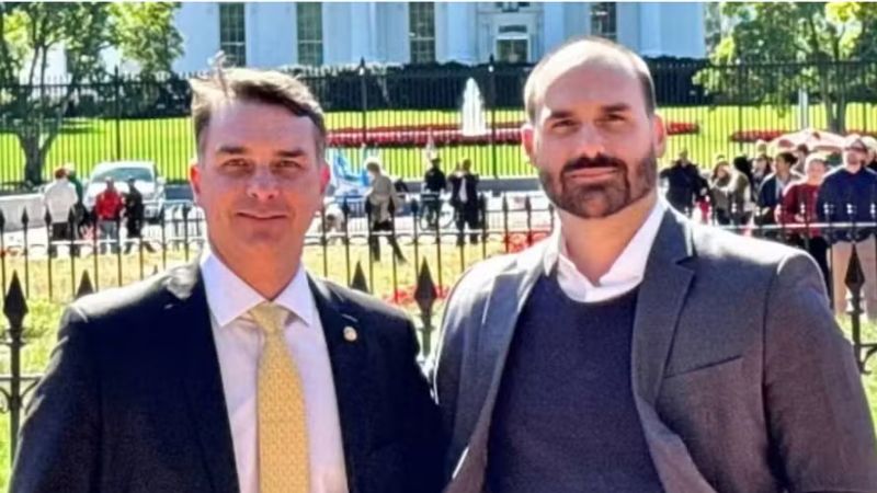 Flávio Bolsonaro se distancia de declarações de Eduardo sobre ministros do STF