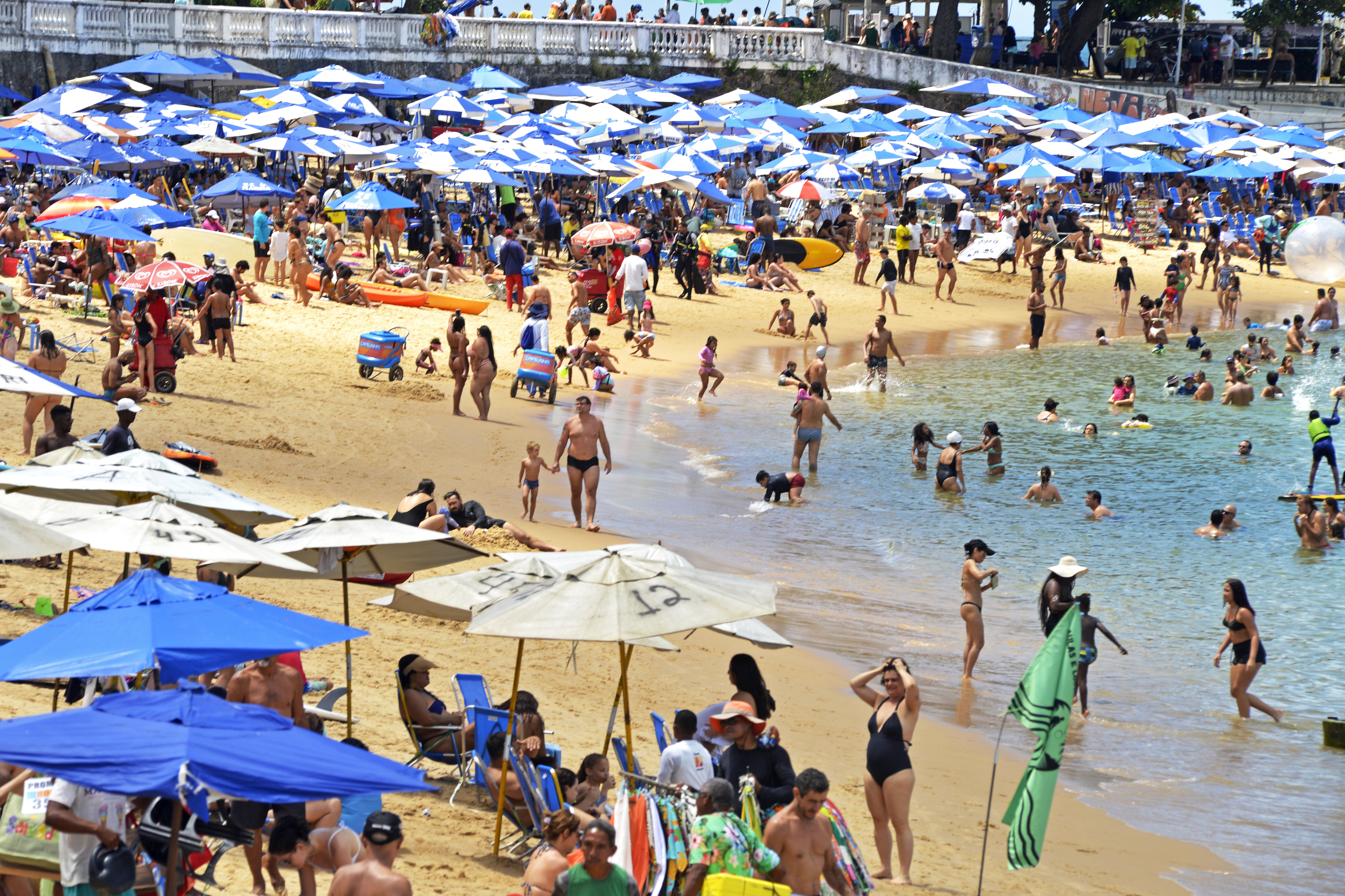 Idoso morre afogado na praia do Porto da Barra, em Salvador