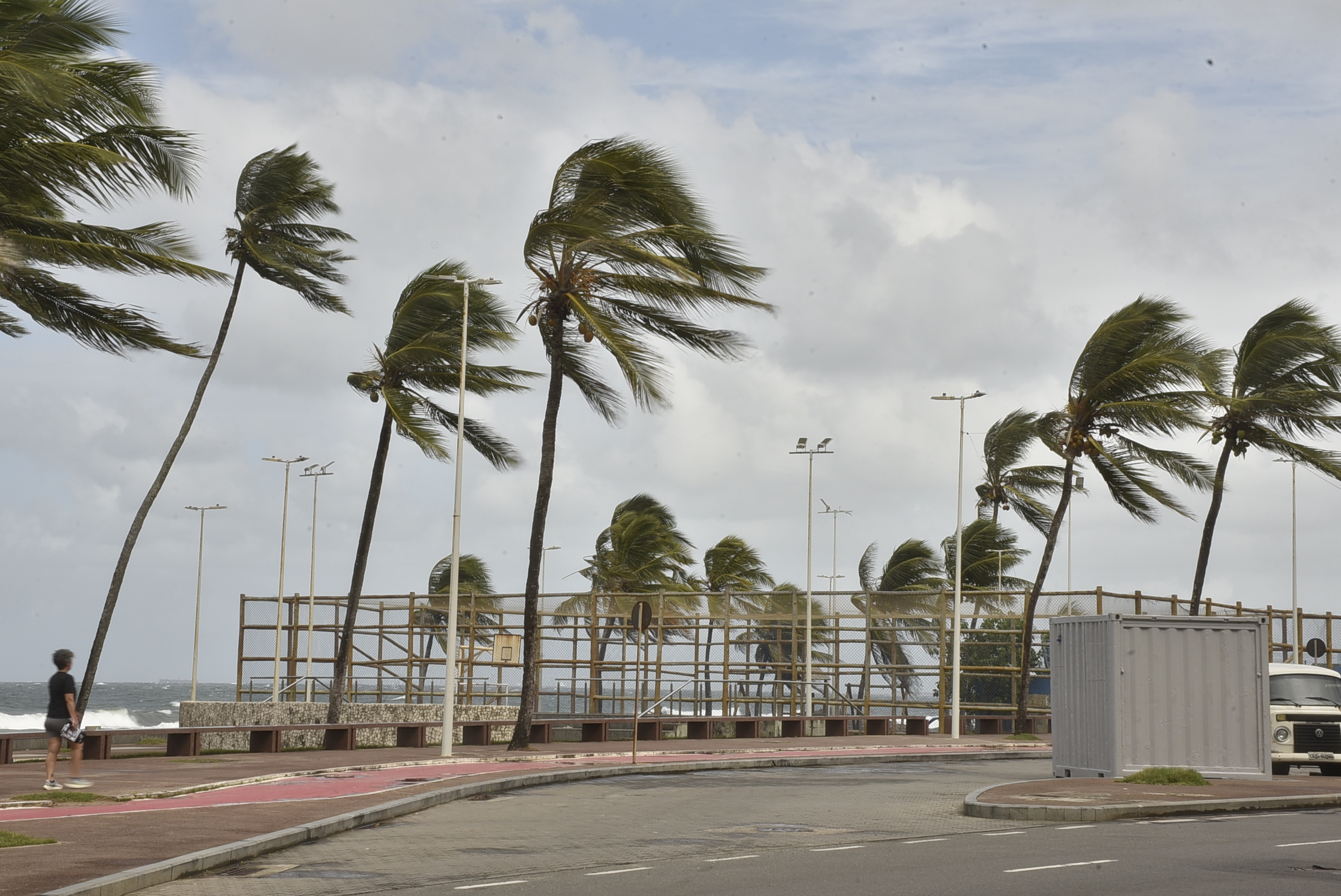 Condições climáticas distintas na Bahia: chuva no litoral e calor intenso no interior