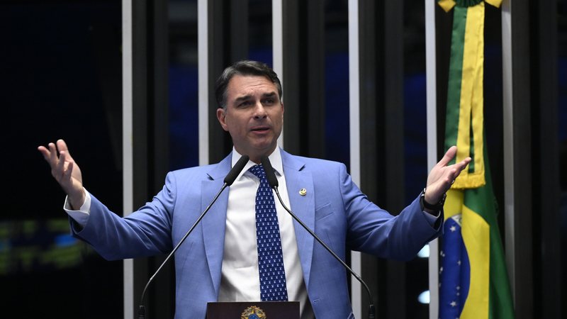 Voo de Flávio Bolsonaro para a Flórida foi financiado por intermediário