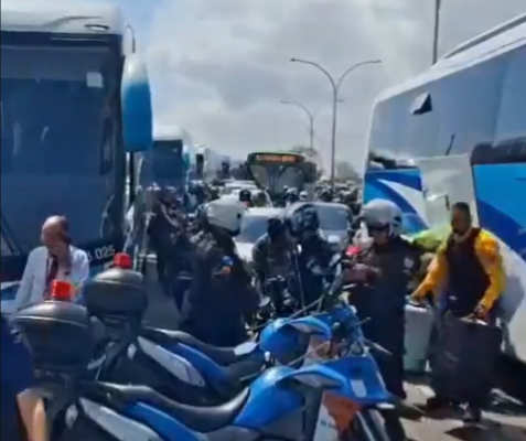 Ônibus escolares são usados como barricadas por criminosos no Rio
