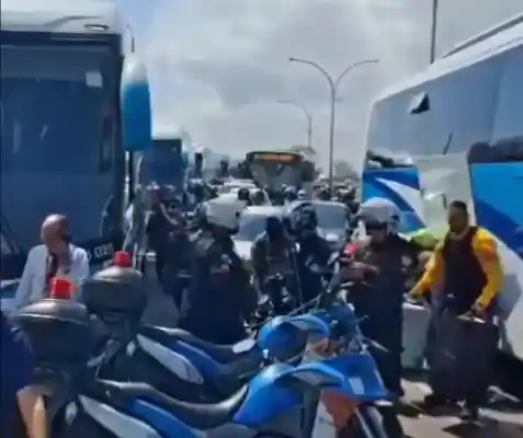 Ônibus escolares são usados como barricadas por criminosos no Rio