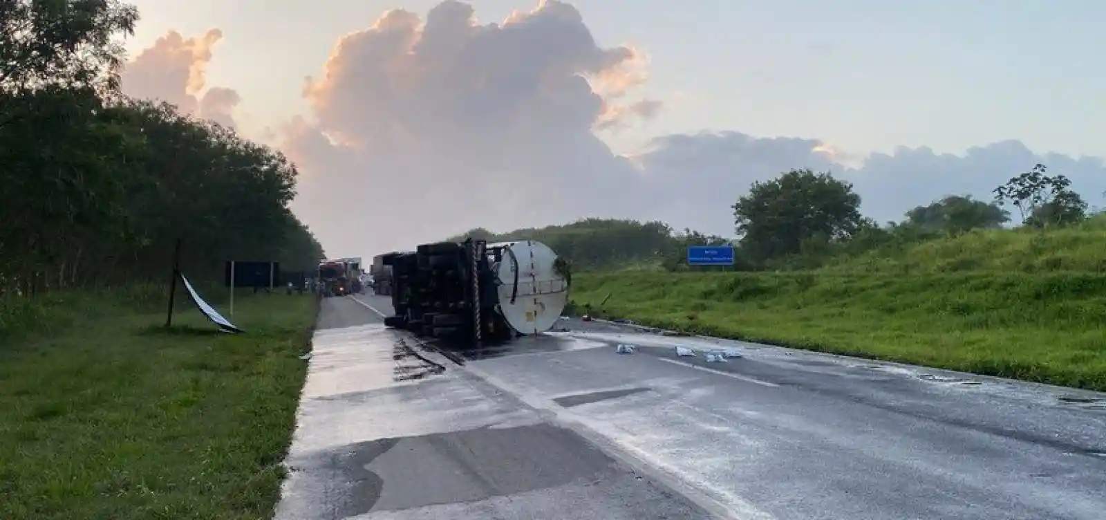 Caminhão tomba e bloqueia trecho da BR-324