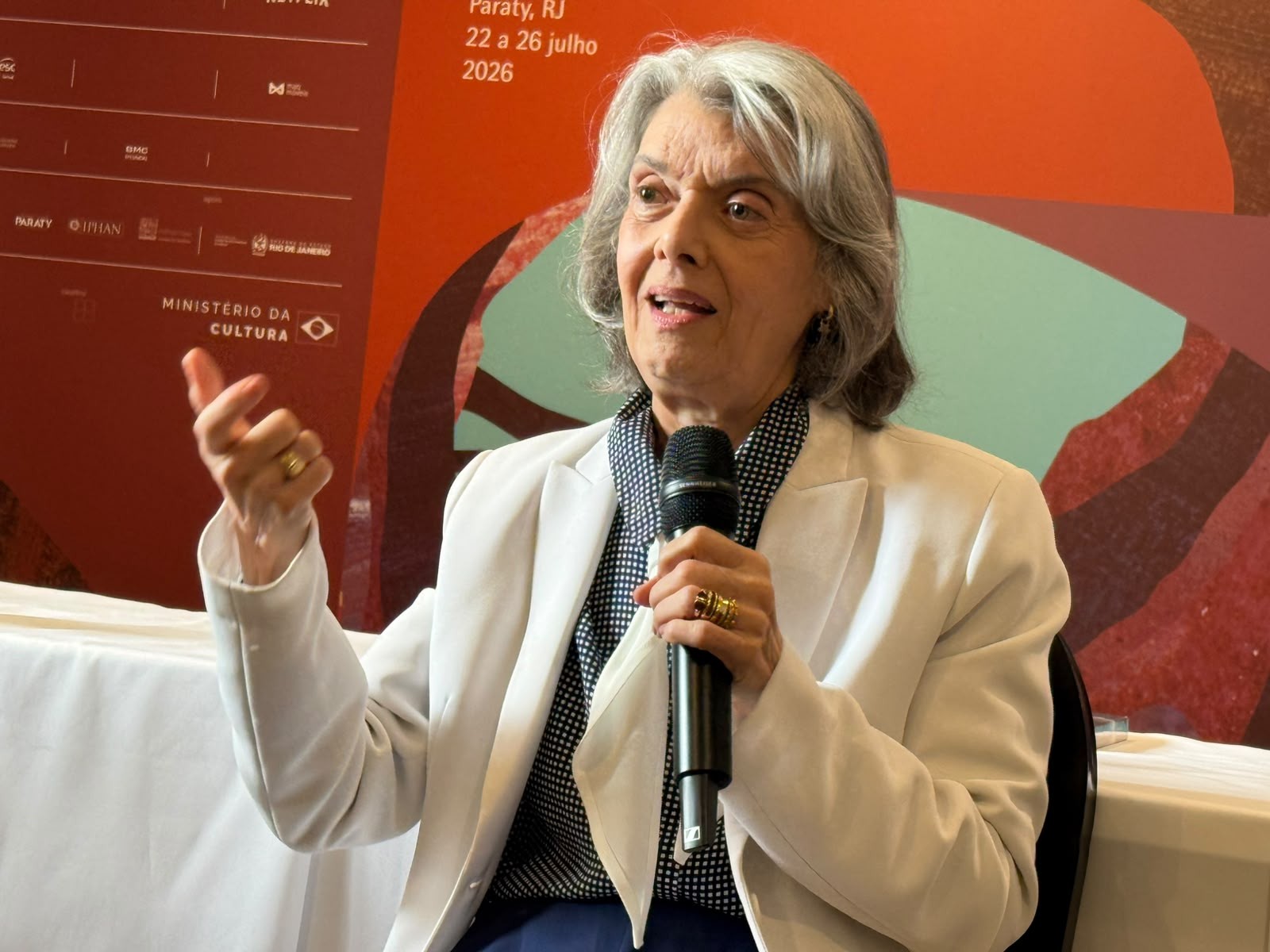 Carmen Lúcia destaca livro que sempre leva consigo