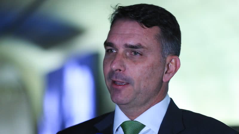 Polícia Federal alerta sobre riscos de fuga de Flávio Bolsonaro após eleições