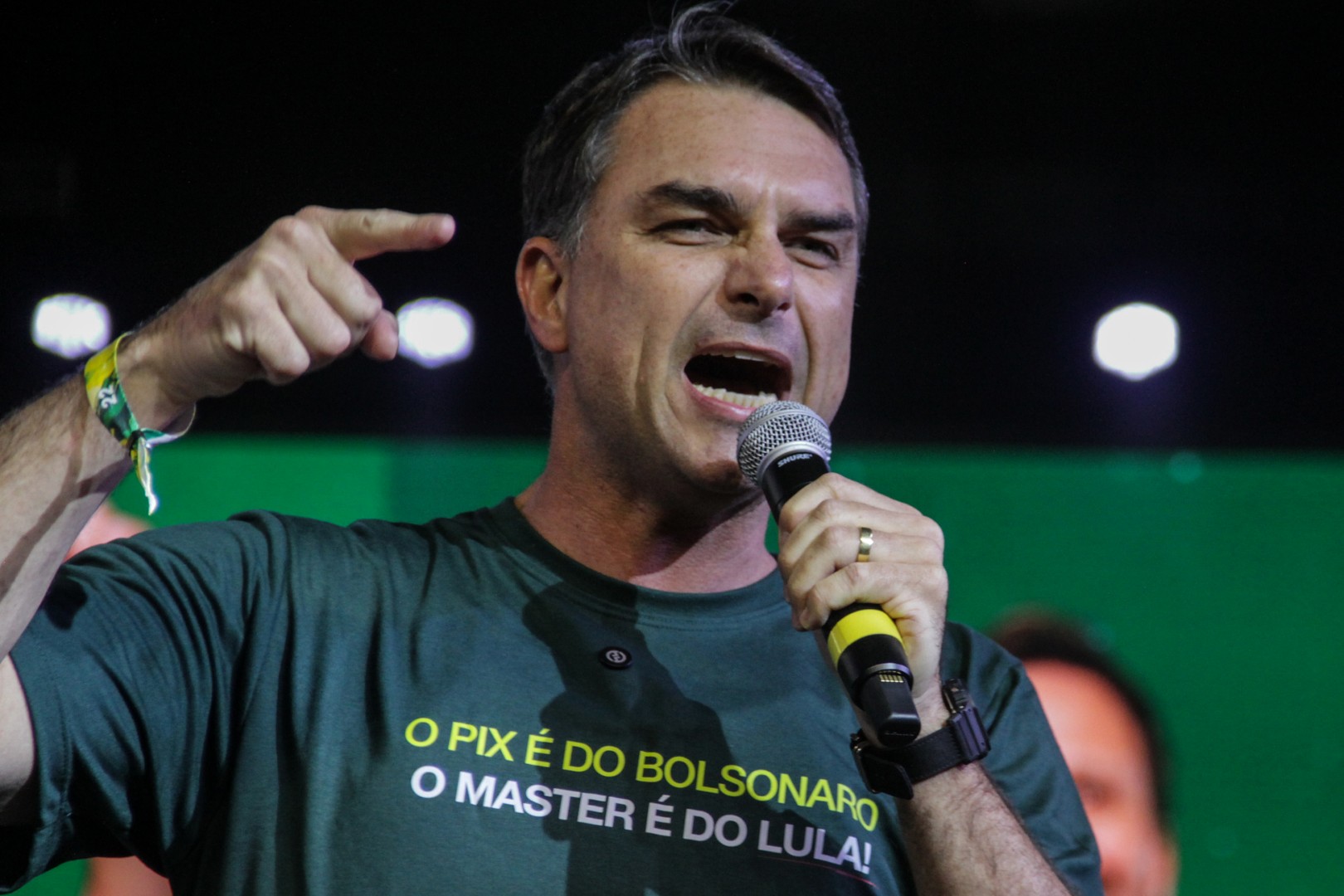 Flávio Bolsonaro se declara presidente eleito do Brasil após derrota