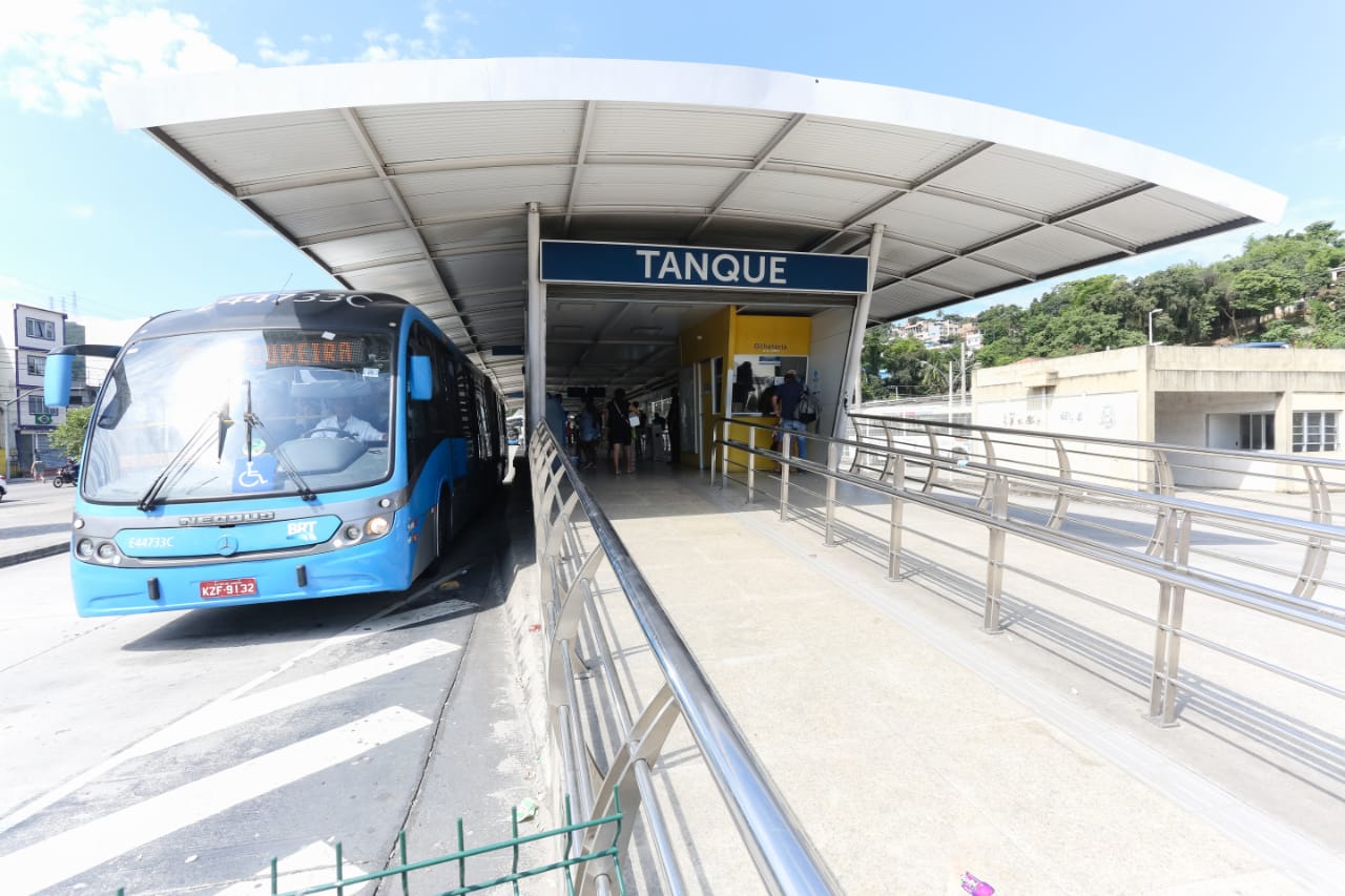 Mulher morre após ser atropelada por ônibus do BRT no Rio
