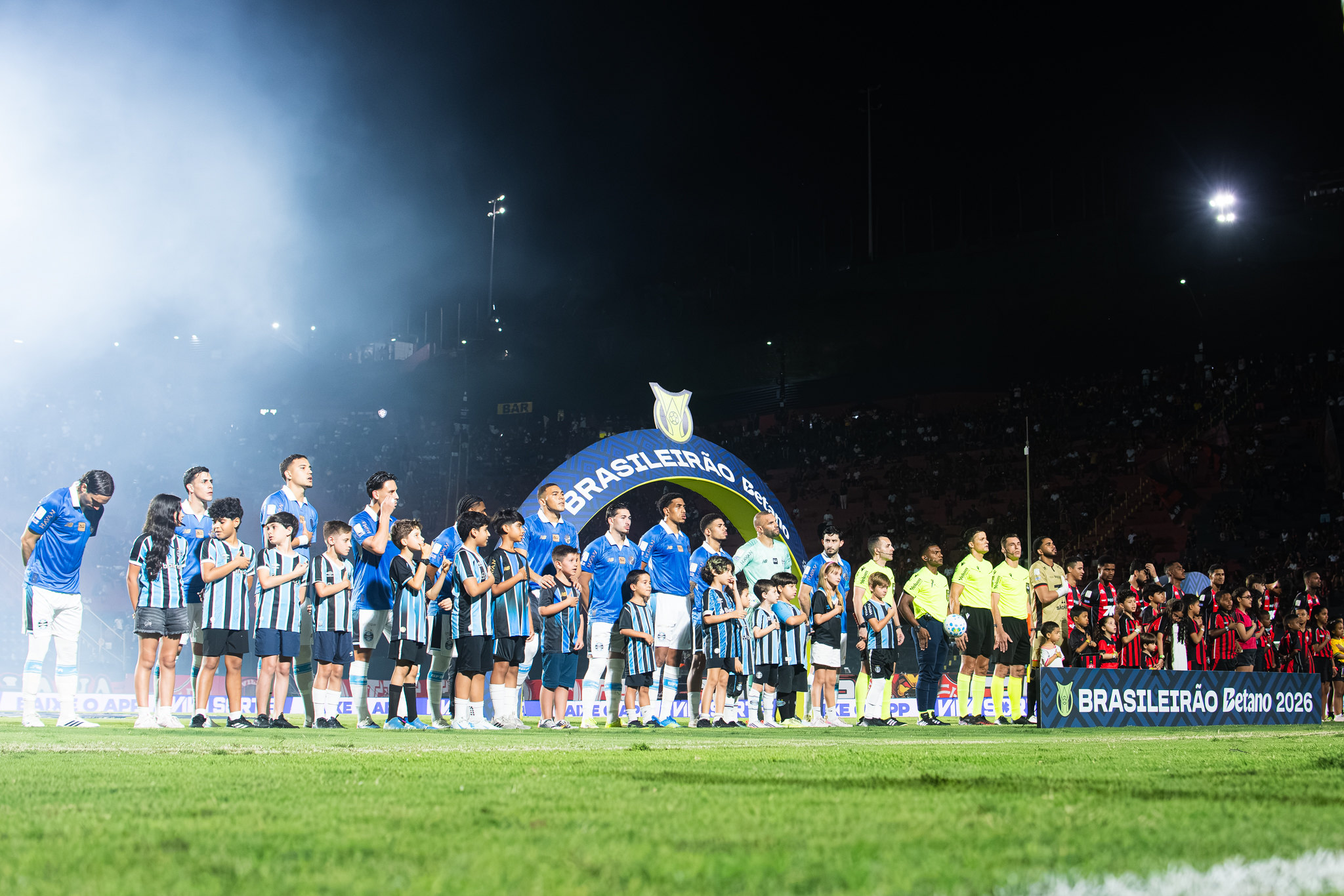 Goleiro do Grêmio atribui mal-estar à iluminação do Barradão
