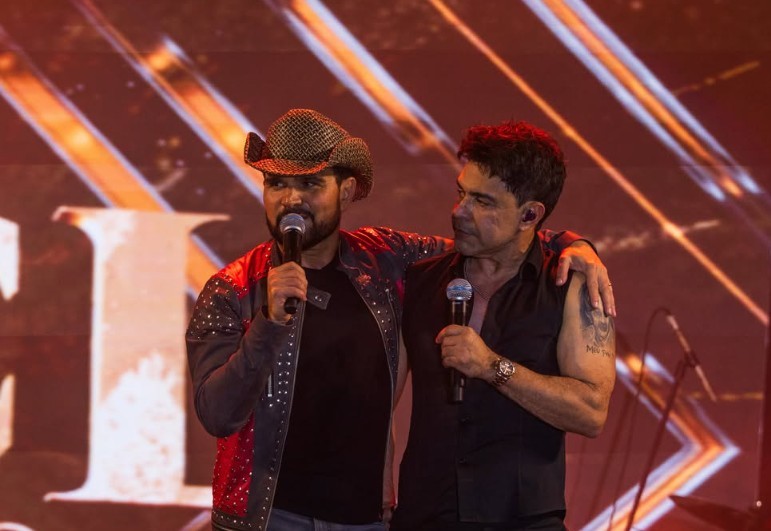 Zezé Di Camargo e Luciano apoiam André Mendonça em show