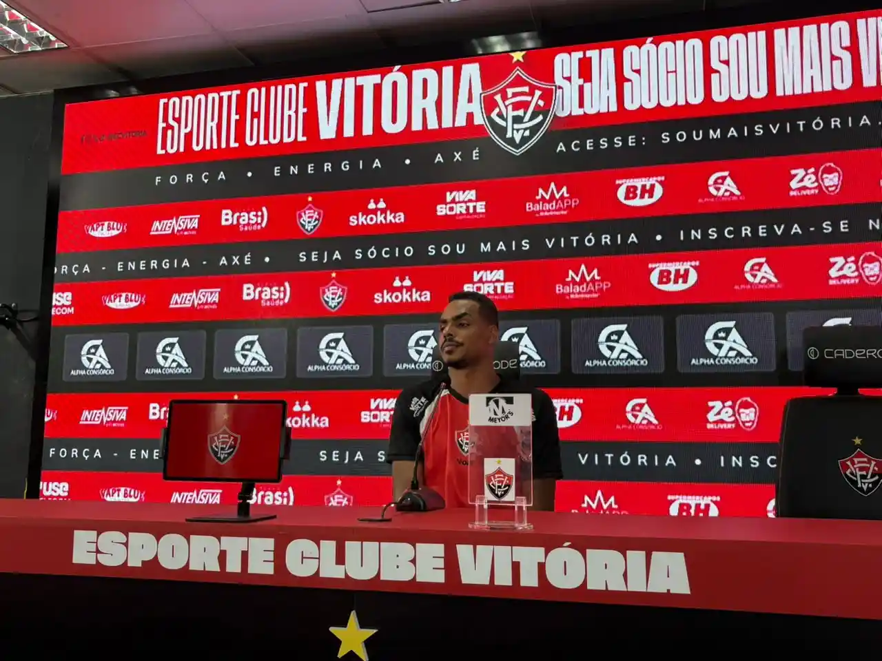 Caíque Gonçalves fala sobre tabu do Vitória antes do jogo contra o Corinthians