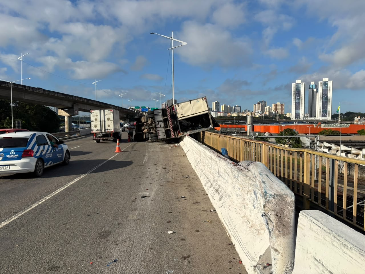 Caminhão com morangos tombou na BR-324 e carga foi saqueada